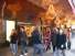  Passants devant un grand magasin